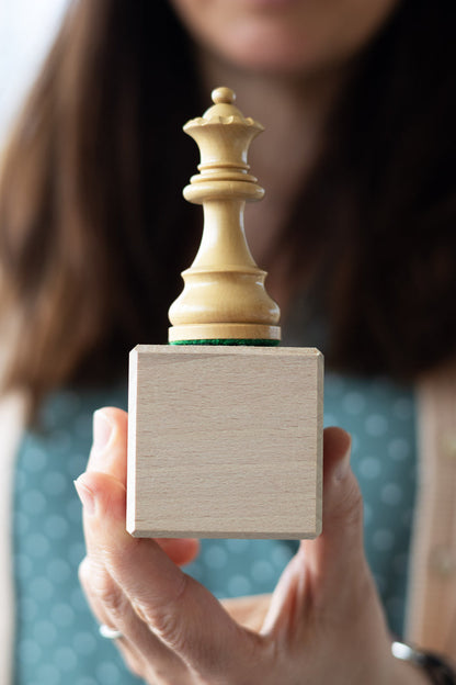 Copa de madera con figura de ajedrez: Alfil (13,5 cm)